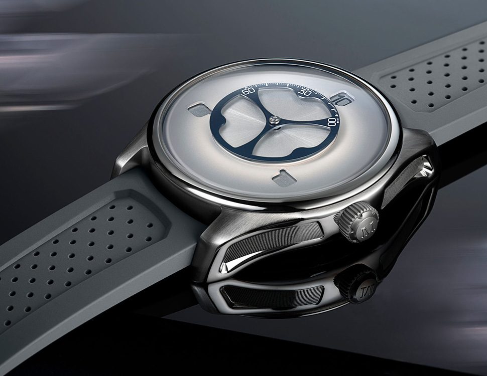 H. Moser_Pioneer_FlyingHours_Steel_Lifestyle